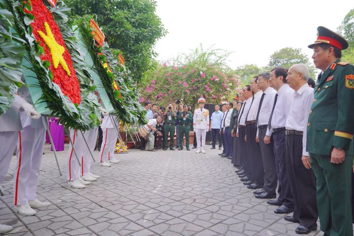 Thủ tướng Lê Minh Hưng và các đại biểu dâng hương tưởng nhớ cố Tổng Bí thư Trần Phú và các anh hùng liệt sĩ đã anh dũng chiến đấu, hy sinh vì độc lập, tự do của Tổ quốc tại Công viên Lê Thị Riêng