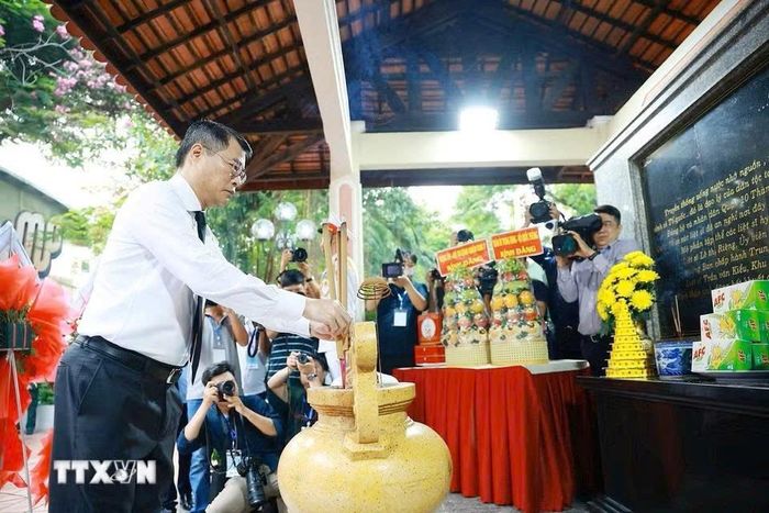 Thủ tướng Lê Minh Hưng dâng hoa, dâng hương tại bia tưởng niệm các Anh hùng liệt sỹ tại Công viên Lê Thị Riêng. Ảnh: Dương Giang/TTXVN