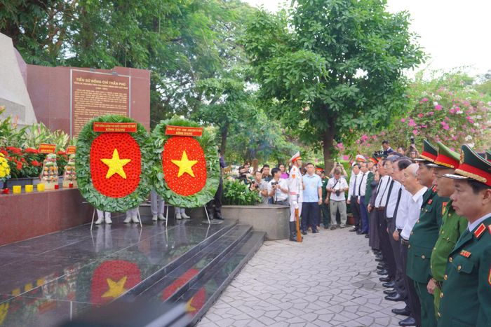 Thủ tướng Lê Minh Hưng và các đại biểu dâng hương tưởng nhớ cố Tổng Bí thư Trần Phú và các anh hùng liệt sĩ đã anh dũng chiến đấu, hy sinh vì độc lập, tự do của Tổ quốc tại Công viên Lê Thị Riêng