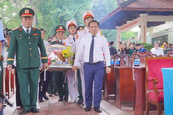 Chủ tịch UBND TP. Hồ Chí Minh Nguyễn Văn Được và Tư lệnh Bộ Tư lệnh Quân khu 7 Lê Xuân Thế thực hiện lễ di quan các hài cốt tại công viên Lê Thị Riêng