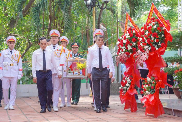 Thủ tướng Lê Minh Hưng và Bí thư Thành ủy TP. Hồ Chí Minh Trần Lưu Quang cùng các đại biểu thực hiện nghi thức quy tập, di chuyển hài cốt liệt sĩ vào nhà quàn