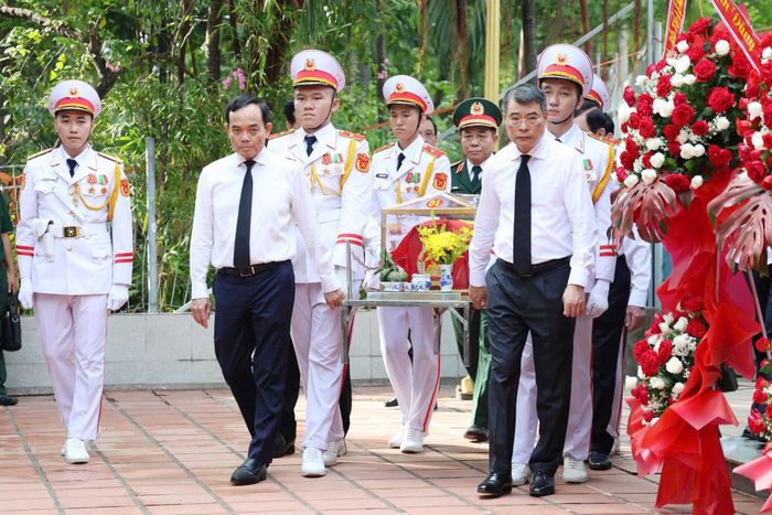 Thủ tướng Lê Minh Hưng và Bí thư Thành ủy TP. Hồ Chí Minh Trần Lưu Quang cùng các đại biểu thực hiện nghi thức quy tập, di chuyển hài cốt liệt sĩ vào nhà quàn