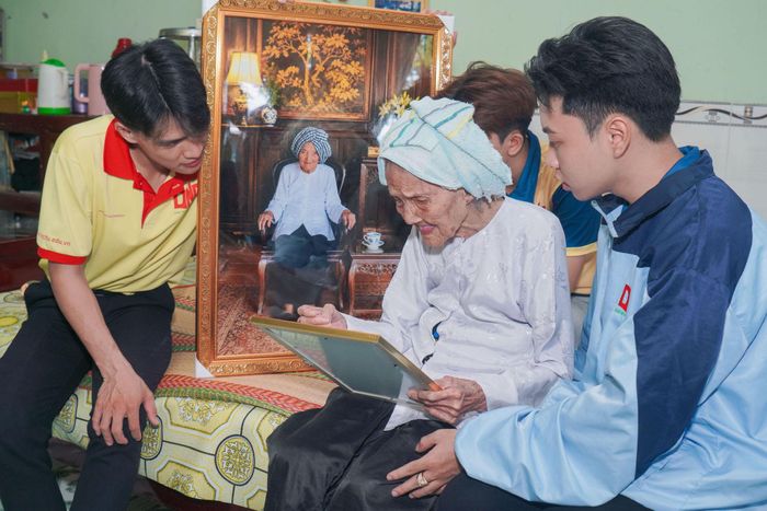 Với Mẹ Việt Nam Anh hùng Nguyễn Thị Nghiệp, tấm ảnh chân dung Liệt sĩ Nguyễn Văn Lợi là món quà vô giá đối với mẹ