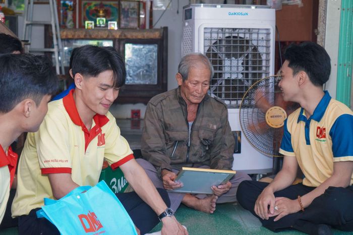 Các bạn sinh viên đến thăm và phục dựng ảnh chân dung cho cựu chiến binh Nguyễn Văn Khê
