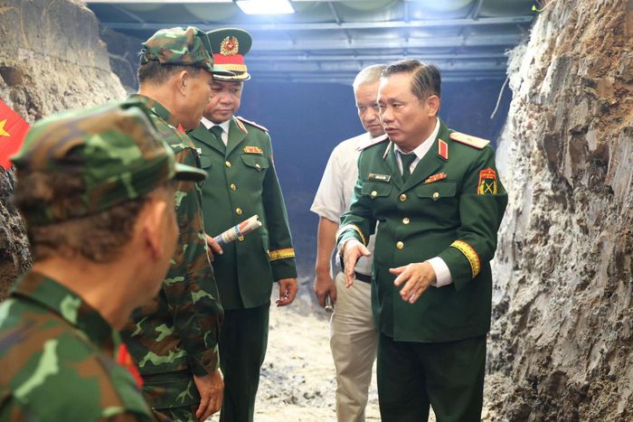 Phó Chính ủy Quân khu 7, Thiếu tướng Trần Chí Tâm và Chính ủy Bộ Tư lệnh TP. Hồ Chí Minh, Thiếu tướng Nguyễn Thành Trung kiểm tra công tác đào tìm
