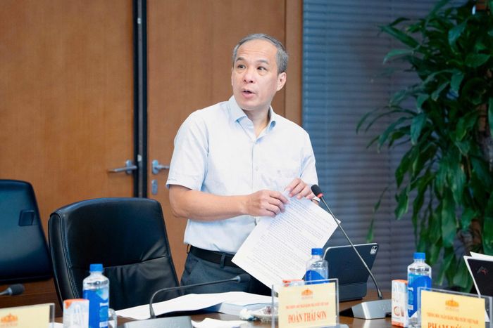 Phó Thống đốc Ngân hàng Nhà nước Đoàn Thái Sơn báo cáo về dự thảo Luật sửa đổi, bổ sung một số điều của Luật Ngân hàng Nhà nước, Luật Phòng, chống rửa tiền và Luật Các tổ chức tín dụng