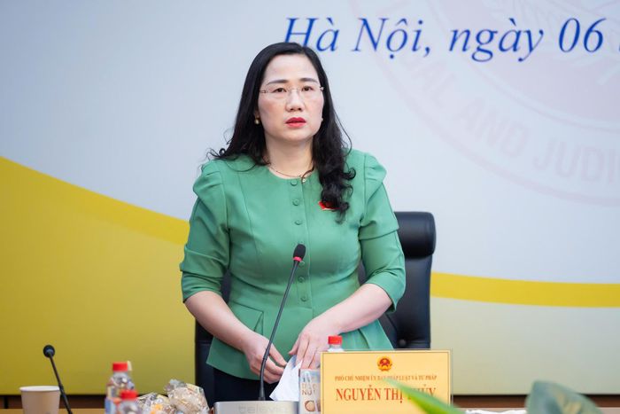 Phó Chủ nhiệm Ủy ban Pháp luật và Tư pháp Nguyễn Thị Thủy phát biểu