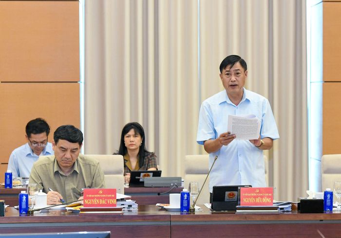 Chủ nhiệm Ủy ban Công tác đại biểu Nguyễn Hữu Đông báo cáo tại Hội nghị