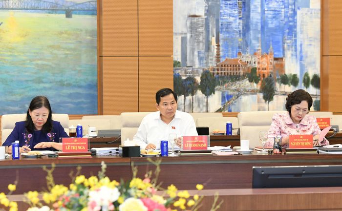 Phó Chủ tịch Quốc hội Nguyễn Thị Hồng; Phó Bí thư Đảng ủy Quốc hội, Tổng Thư ký Quốc hội, Chủ nhiệm Văn phòng Quốc hội Lê Quang Mạnh; Chủ nhiệm Ủy ban Dân nguyện và Giám sát Lê Thị Nga dự Hội nghị