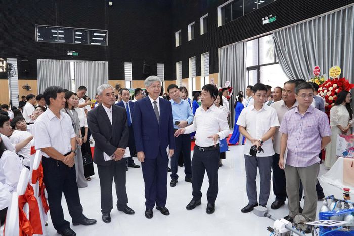 Các đại biểu tham quan Không gian trưng bày sản phẩm công nghệ số của Trường Đại học Công nghệ thông tin và Truyền thông. Ảnh: Đồng Văn Thưởng.