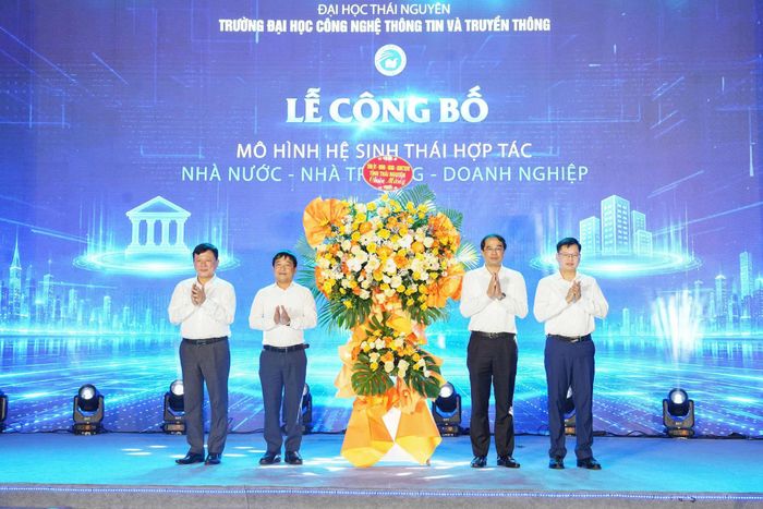 Lãnh đạo tỉnh Thái Nguyên chúc mừng Trường Đại học Công nghệ thông tin và Truyền thông. Ảnh: Đồng Văn Thưởng.