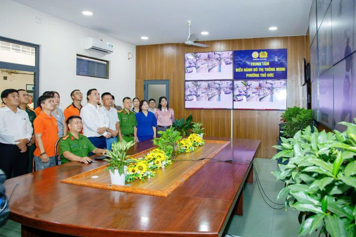 Lãnh đạo, cán bộ phường Thủ Đức kiểm tra vận hành Trung tâm điều hành Đô thị thông minh