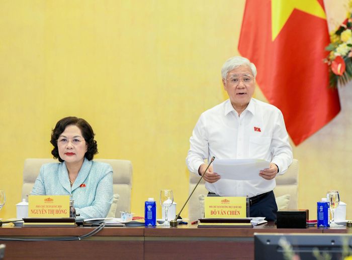 Phó Chủ tịch Thường trực Quốc hội Đỗ Văn Chiến điều hành cuộc họp