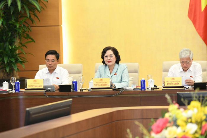 Phó Chủ tịch Thường trực Quốc hội Đỗ Văn Chiến, Phó Chủ tịch Quốc hội Nguyễn Thị Hồng; Phó Chủ tịch Quốc hội, Thượng tướng Nguyễn Doãn Anh tham dự cuộc họp