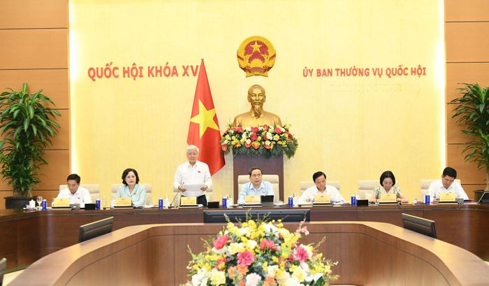 Phó Chủ tịch Thường trực Quốc hội Đỗ Văn Chiến điều hành cuộc họp