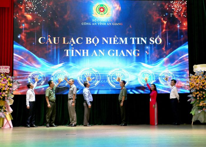 Các đại biểu thực hiện nghi thức ra mắt Câu lạc bộ “Niềm tin số tỉnh An Giang”. Ảnh: Nghiêm Túc