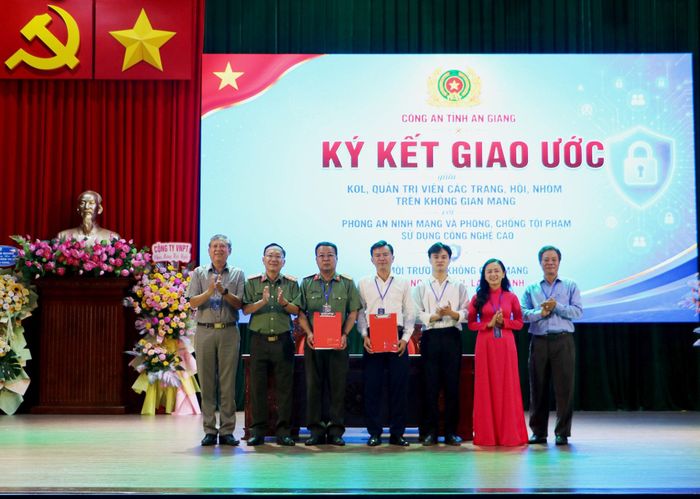 Đại diện KOL, quản trị viên ký kết giao ước với Phòng An ninh mạng và phòng, chống tội phạm sử dụng công nghệ cao Công an tỉnh cam kết tham gia phong trào bảo vệ an ninh Tổ quốc trên không gian mạng. Ảnh: Nghiêm Túc