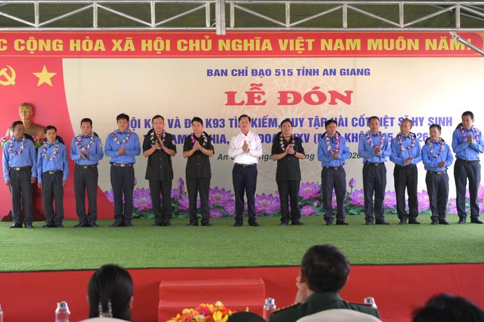 Phó Chủ tịch UBND tỉnh, Trưởng Ban Chỉ đạo 515 tỉnh An Giang Lê Văn Phước trao tặng bằng khen của UBND tỉnh cho các tập thể, cá nhân có thành tích xuất sắc trong thực hiện nhiệm vụ tìm kiếm, quy tập hài cốt liệt sĩ tại Campuchia và trên địa bàn tỉnh An Giang. Ảnh: Phương Vũ