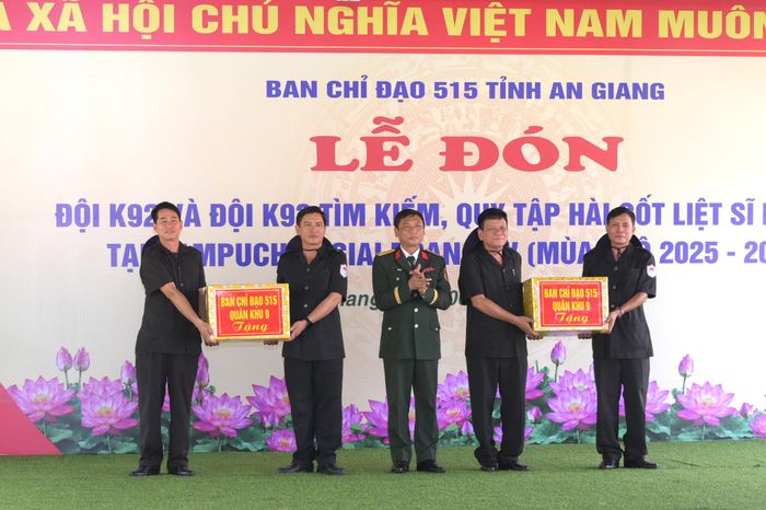 Ban Chỉ đạo 515 Quân khu 9 trao quà cho đội K92 và Đội K93. Ảnh: Phương Vũ