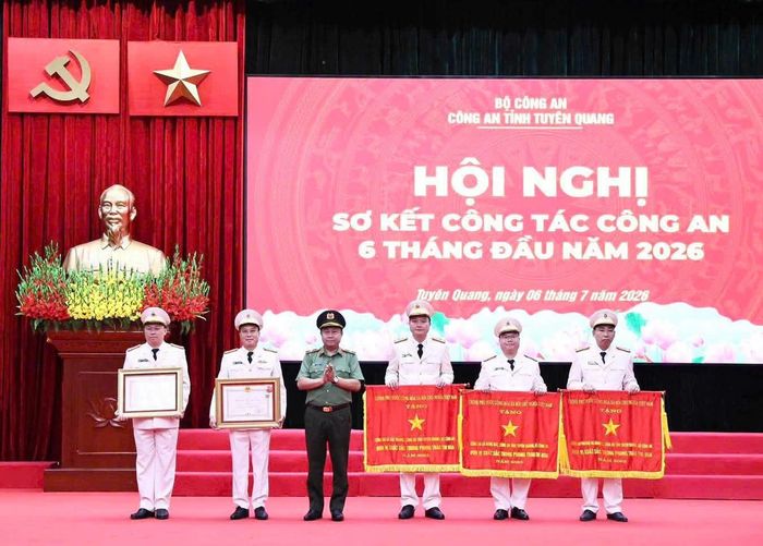 Thừa ủy quyền của Chủ tịch nước và Thủ tướng Chính phủ, Thiếu tướng Nguyễn Đức Thuận, Giám đốc Công an tỉnh trao Huân chương Chiến công hạng Ba, Cờ Thi đua và Bằng khen cho các tập thể, cá nhân