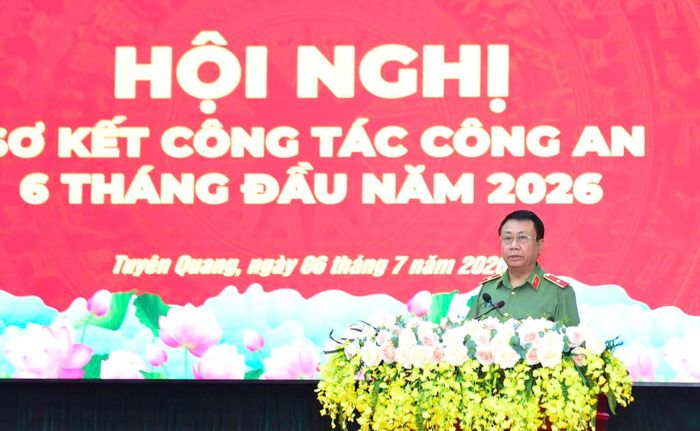 Thiếu tướng Nguyễn Đức Thuận, Giám đốc Công an tỉnh Tuyên Quang phát biểu tại hội nghị