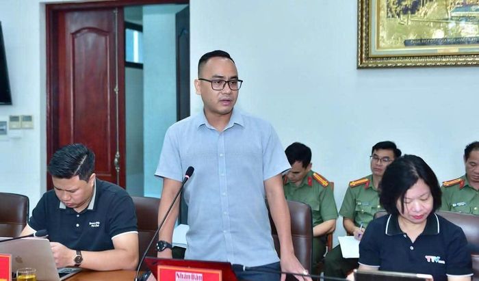 Phóng viên nêu câu hỏi tại buổi họp báo