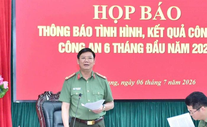Đại tá Hoàng Văn Mạnh, Phó Giám đốc Công an tỉnh chủ trì họp báo