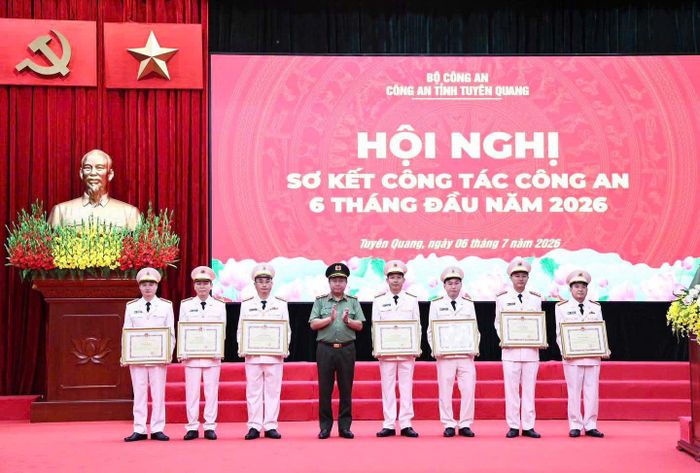 Công an tỉnh tổ chức khen thưởng các tập thể, cá nhân có thành tích xuất sắc trong công tác