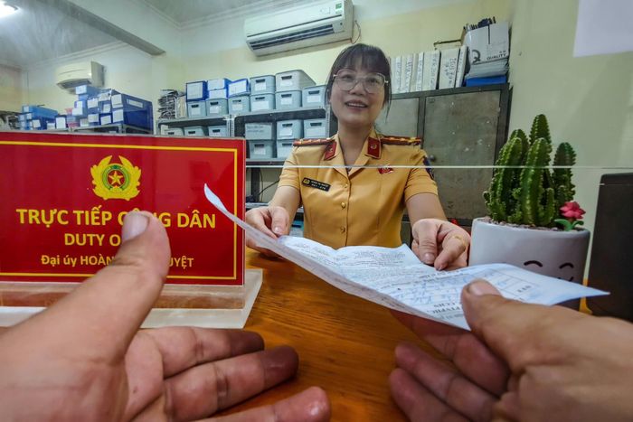 Người dân được hướng dẫn tận nơi tại Đội CSGT đường bộ số 3, dưới khẩu hiệu thi đua "Ba nhất: Kỷ luật nhất - Trung thành nhất - Gần dân nhất"