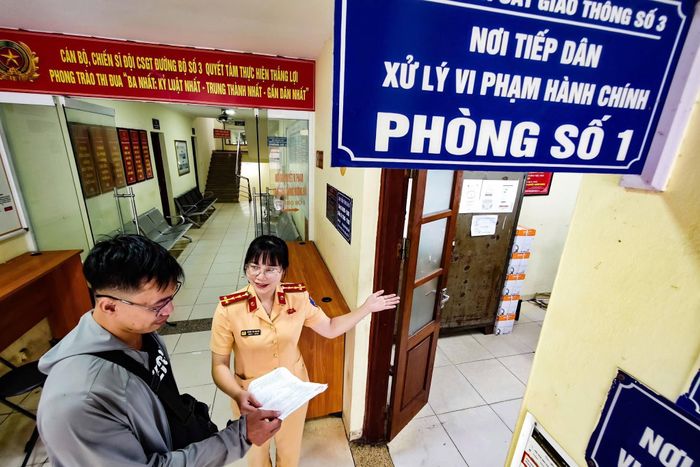 Ở mô hình tiếp dân ngày Thứ 7 của Phòng CSGT, Đại úy Hoàng Thị Nguyệt tiếp nhận, hướng dẫn người dân ngay tại bộ phận trực tiếp công dân. Nụ cười và sự tận tình chính là thước đo ứng xử rõ nhất.