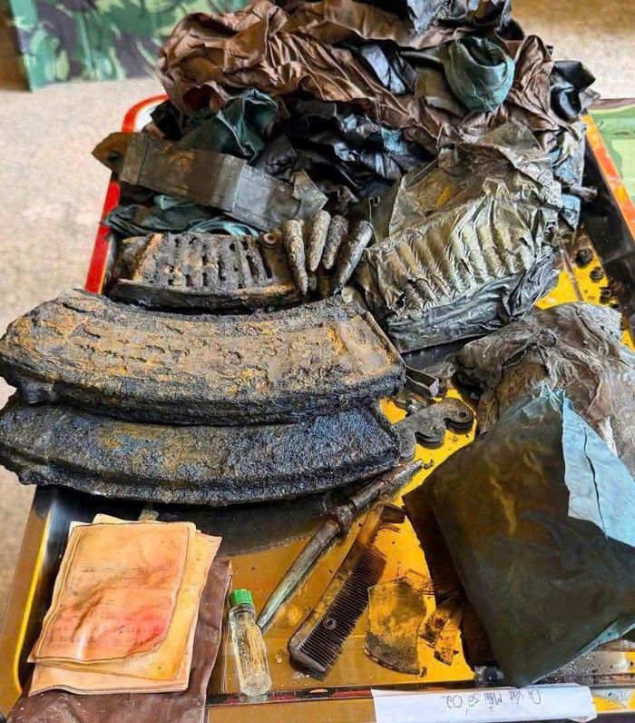 Di vật được tìm thấy dưới rãnh mộ. Ảnh: Bộ Tư lệnh TP. Hồ Chí Minh