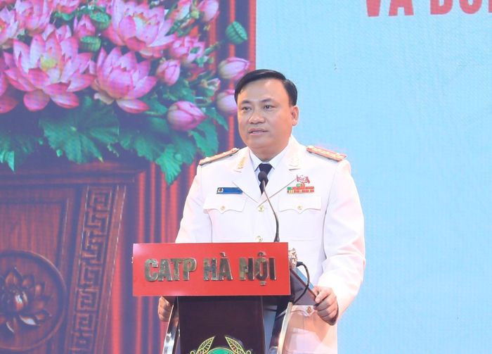 Đại tá Nguyễn Tiến Đạt, Phó Giám đốc Công an thành phố Hà Nội trình bày diễn văn tại buổi lễ. Ảnh PV