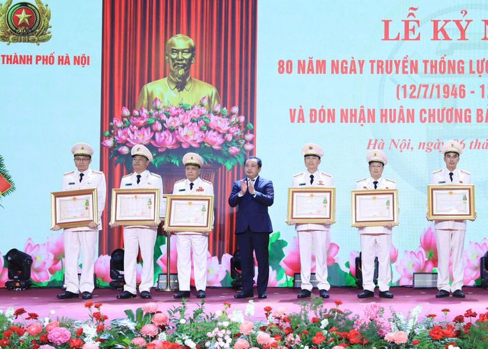 Bí thư Thành ủy Hà Nội Trần Đức Thắng trao Huân chương bảo vệ Tổ quốc hạng Nhì và Huân chương bảo vệ Tổ quốc hạng Ba tặng các tập thể, cá nhân xuất sắc. Ảnh Q.T