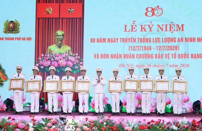 Trung tướng Nguyễn Thanh Tùng, Giám đốc Công an thành phố Hà Nội trao Bằng khen của Thủ tướng Chính phủ tặng các tập thể, cá nhân xuất sắc. Ảnh Q.T
