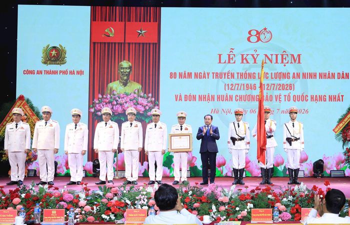 Bí thư Thành ủy Hà Nội Trần Đức Thắng trao Huân chương Bảo vệ Tổ quốc hạng Nhất tặng Công an thành phố Hà Nội. Ảnh Q.T