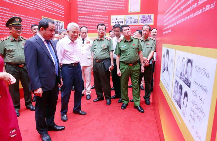 Các đại biểu tham quan triển lãm 80 năm Ngày truyền thống lực lượng An ninh nhân dân