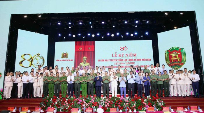 Các đại biểu chụp ảnh lưu niệm