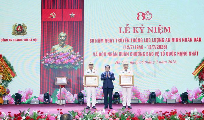 Thiếu tướng Nguyễn Thành Long - Phó Giám đốc CATP được biệt phái đến Thành ủy Hà Nội giữ chức vụ Trưởng Ban Nội chính Thành ủy được trao tặng Huân chương Bảo vệ Tổ quốc hạng nhất và Đại tá Nguyễn Tiến Đạt, Phó Giám đốc CATP được trao tặng Huân chương Bảo vệ Tổ quốc hạng Nhì