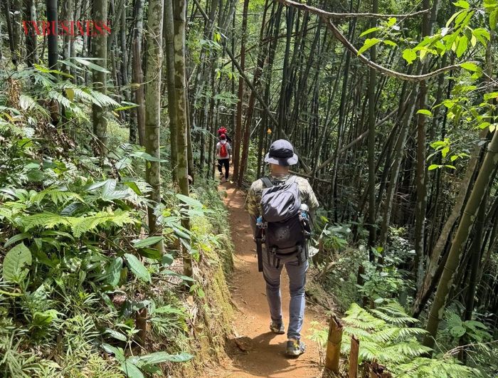 Du khách trải nghiệm những cung đường đậm chất khám phá.