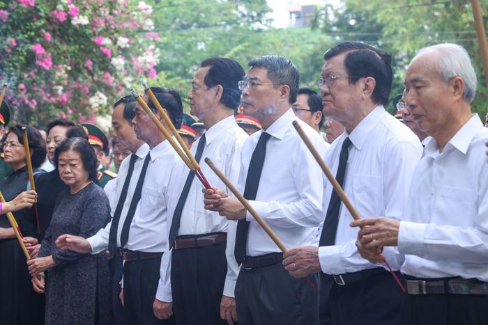 Thủ tướng Lê Minh Hưng và các đại biểu dâng hương tại tượng đài Cố Tổng Bí thư Trần Phú và Bia tưởng niệm các Anh hùng liệt sỹ tại Công viên Lê Thị Riêng. Ảnh: VGP