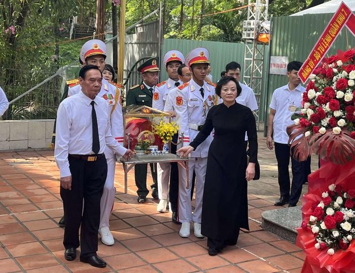 Nguyên Thường trực Ban Bí thư Lê Hồng Anh và Phó Thủ tướng Phạm Thị Thanh Trà thực hiện nghi thức quy tập, di chuyển hài cốt liệt sỹ vào nhà quàn. Ảnh: VGP