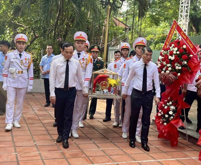 Thủ tướng Lê Minh Hưng và Bí thư Thành ủy TP HCM Trần Lưu Quang thực hiện nghi thức quy tập, di chuyển hài cốt liệt sỹ vào nhà quàn. Ảnh: VGP
