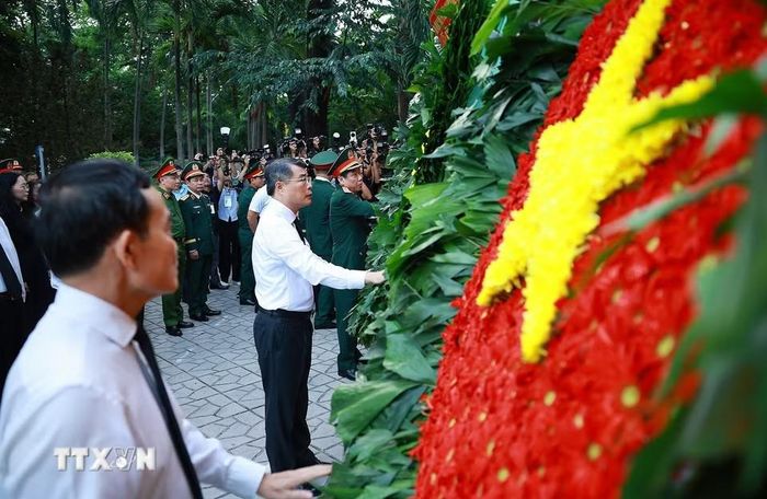 Thủ tướng Chính phủ Lê Minh Hưng dâng hoa, dâng hương tại Tượng đài Cố Tổng Bí thư Trần Phú và Bia tưởng niệm các Anh hùng liệt sỹ tại Công viên Lê Thị Riêng. (Ảnh: Dương Giang/TTXVN)