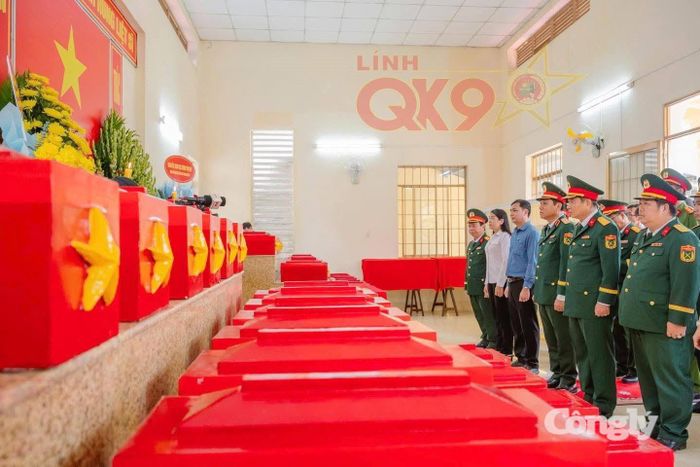 Cán bộ, chiến sĩ lực lượng vũ trang và các tổ chức chính trị xã hội tỉnh An Giang thành kính đón nhận hài cốt các liệt sĩ trở về quê hương. Ảnh: QK9.