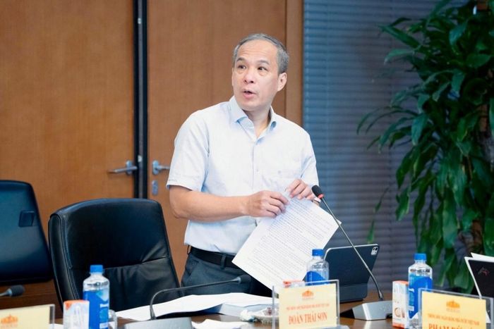 Phó Thống đốc Thường trực NHNN Đoàn Thái Sơn trình bày dự thảo Tờ trình