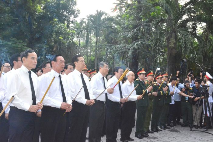 Thủ tướng Lê Minh Hưng cùng các đại biểu đã thực hiện nghi lễ dâng hương tại Tượng đài Cố Tổng Bí thư Trần Phú.