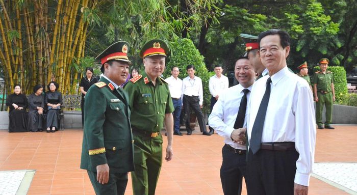 Nguyên Thủ tướng Chính phủ Nguyễn Tấn Dũng cùng Thứ trưởng Nguyễn Ngọc Lâm và các đại biểu đến dự buổi lễ.