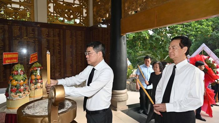 Thủ tướng Lê Minh Hưng cùng các đại biểu thực hiện nghi lễ dâng hoa, dâng hương tại Tượng đài Cố Tổng Bí thư Trần Phú và Bia tưởng niệm các Anh hùng liệt sĩ.