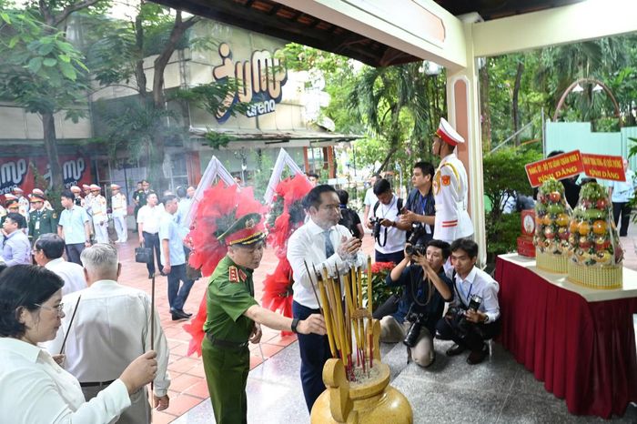 Bí thư Thành ủy TP Hồ Chí Minh Trần Lưu Quang, Chủ tịch UBND TP Hồ Chí Minh Nguyễn Văn Được và Thứ trưởng Bộ Công an Nguyễn Ngọc Lâm thực hiện nghi lễ thắp hương.