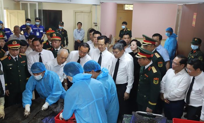 Thủ tướng Lê Minh Hưng cùng các đại biểu tại phòng di vật.